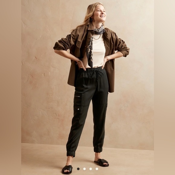 Banana Republic Pants - Banana Republic Cargo Black Jogger Size Large